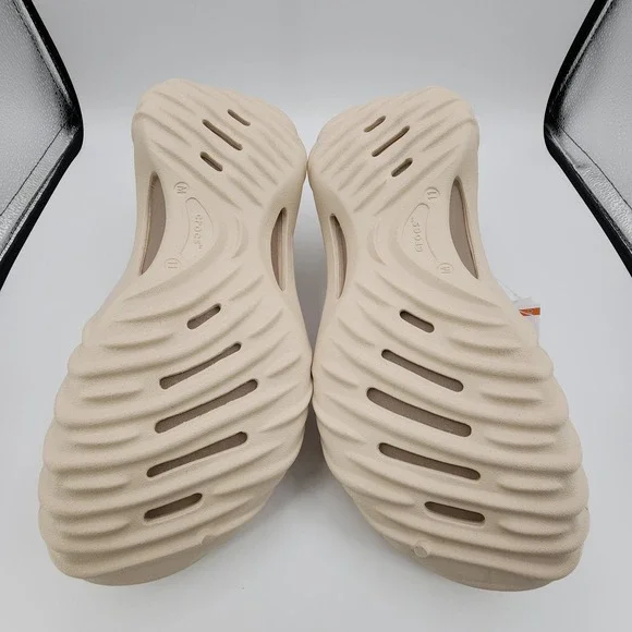 Crocs Echo Wave Shoes Mens Size 11 Almond Tint‎ Clog 210521-0LL NEW in Box